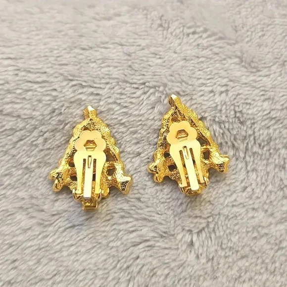 #338 Clip on earring gold tone chrismas tree - Picture 3 of 5